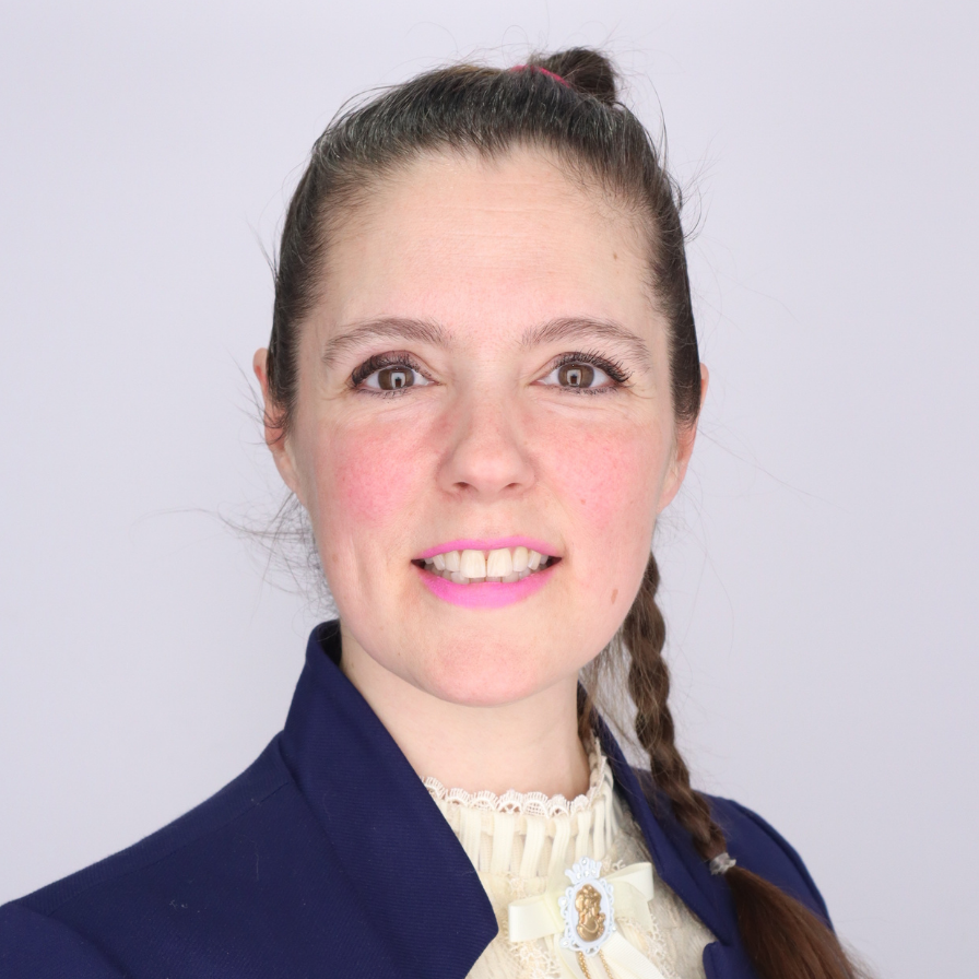 Rebecca Burns Headshot